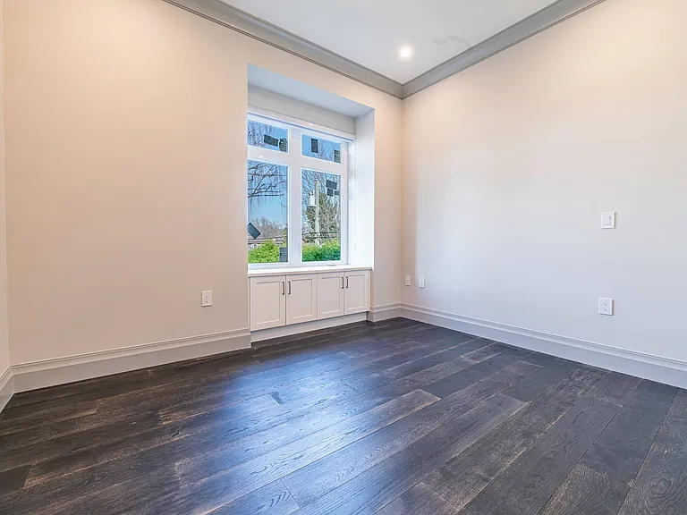 1030 Devonshire Cres — Photo 15
