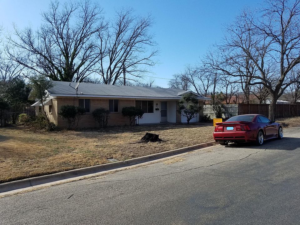 Nice Curb Appeal in a Great Neighborhood