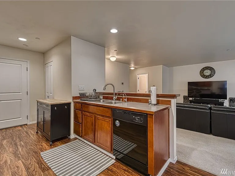 1180 Hudson St — Photo 29