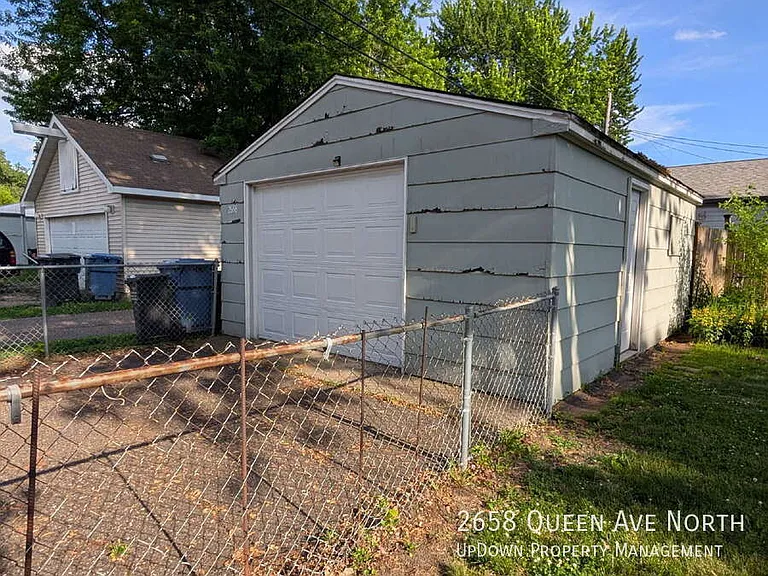 2658 Queen Ave N — Photo 5
