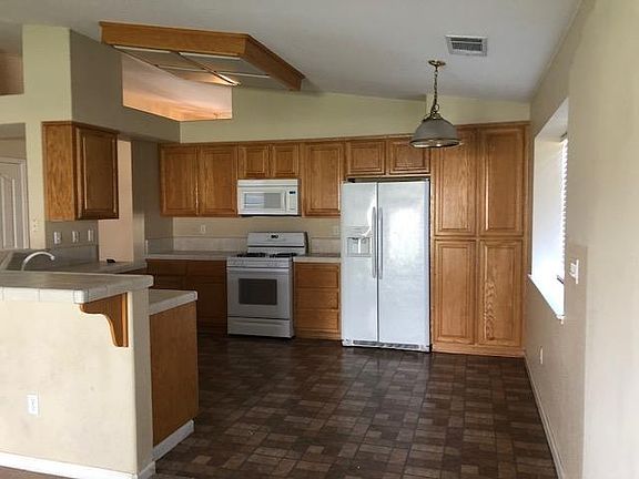 4th image of 3328 Peppertree Dr