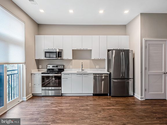 4th image of 989 S Buchanan St Unit 412