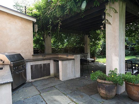 5th image of 39 Voorhis Ave