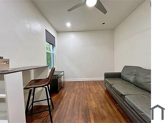 3rd image of 315 W 28th St #10