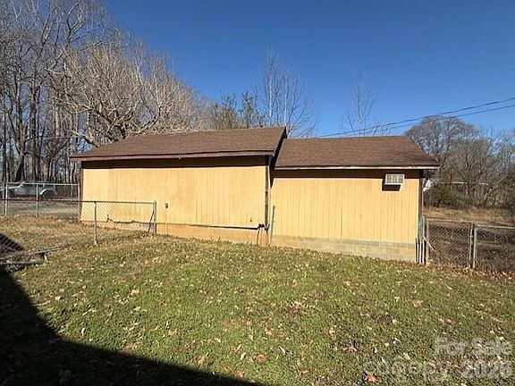 4th image of 2041 Clyde St