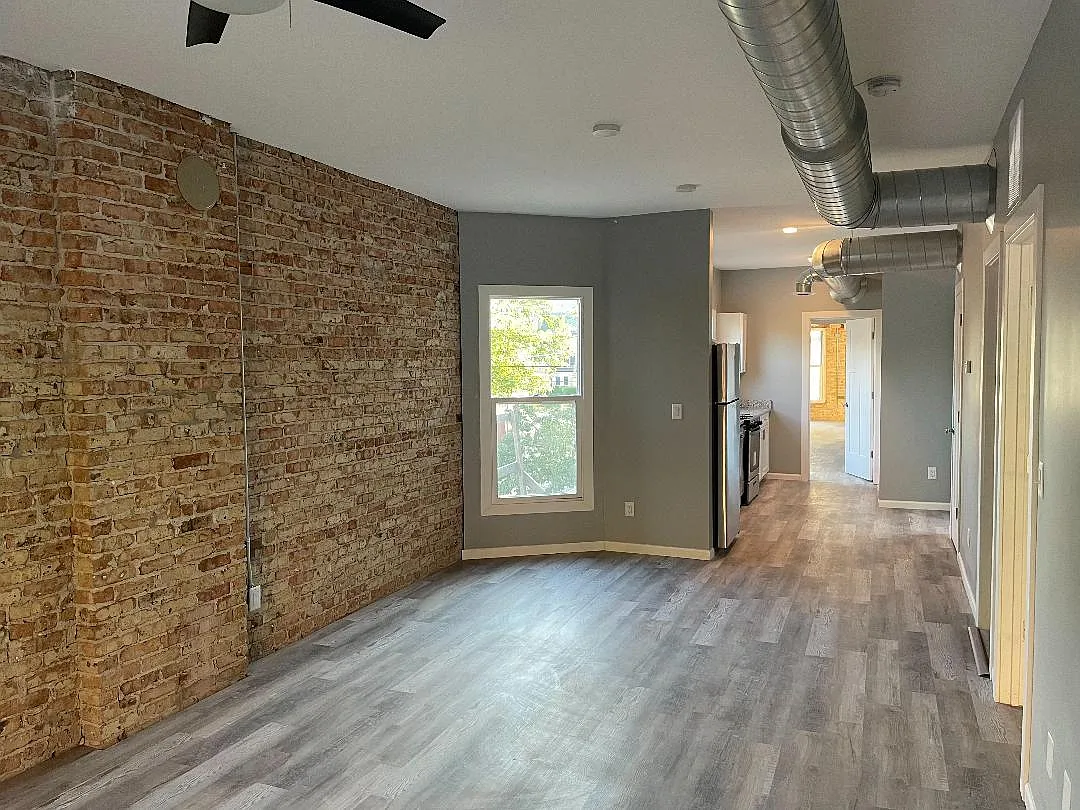 2 bed, 1050 sqft, $1,525 — Photo 2
