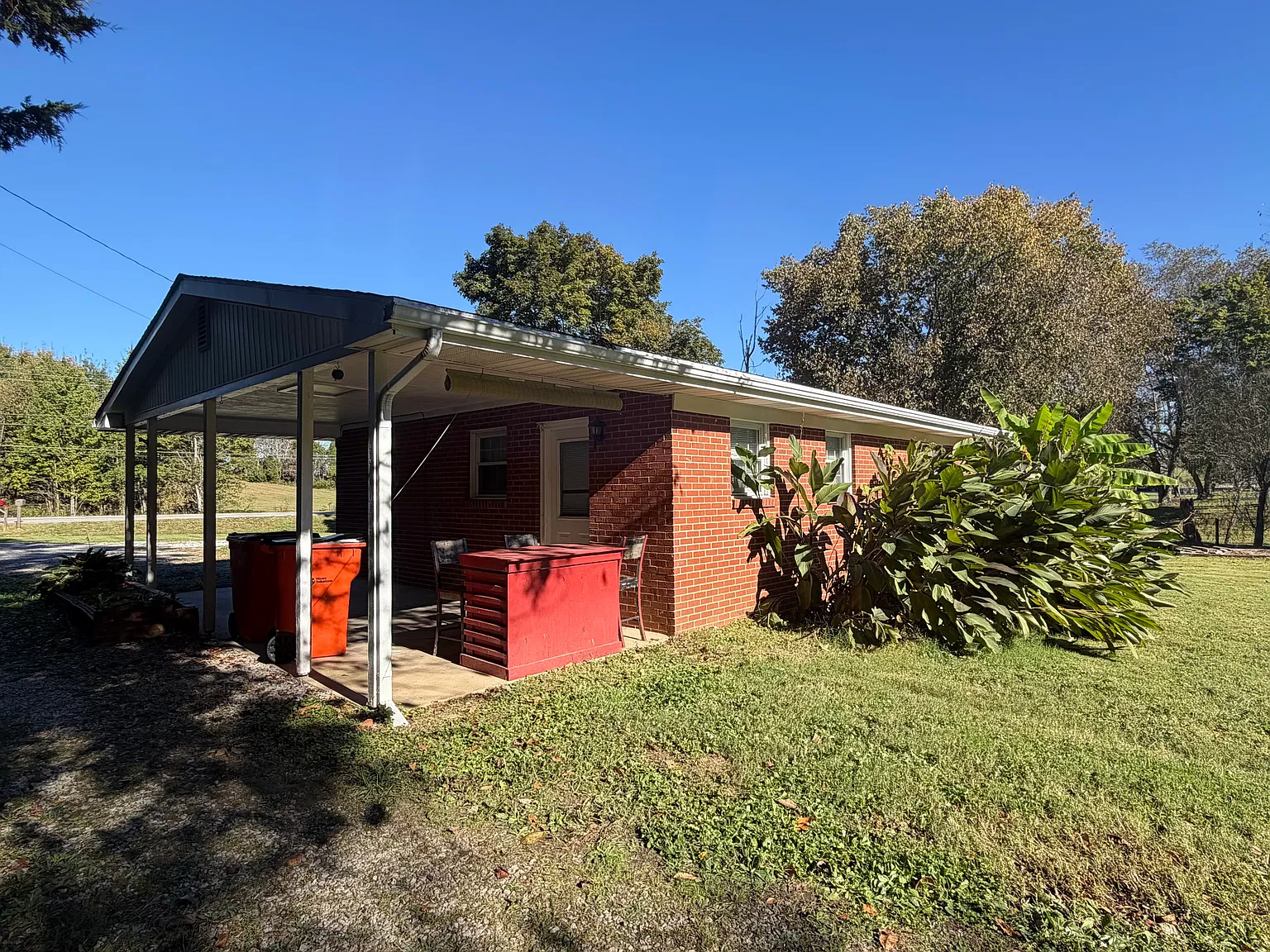 3 bed, 1025 sqft, $1,800 — Photo 3