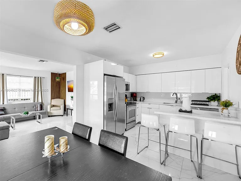 421 W Pembroke Rd #0 — Photo 17