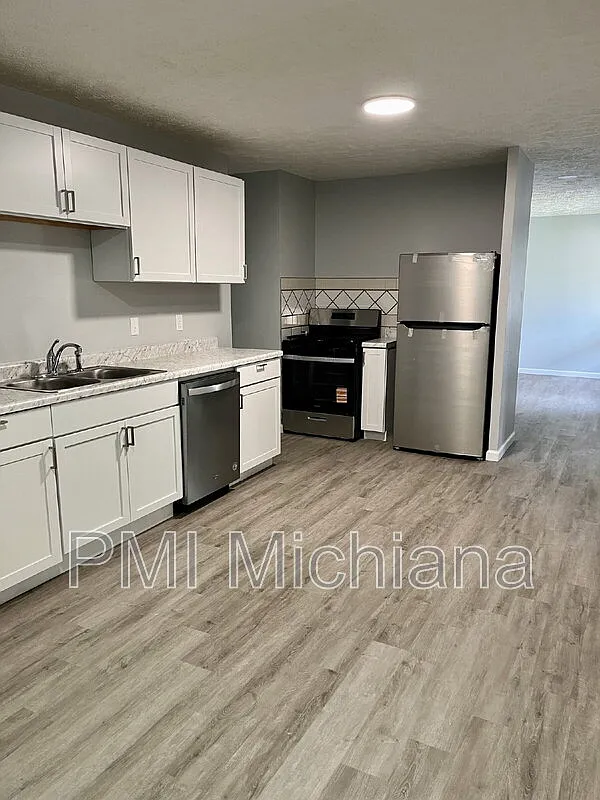 3 bed, 1.0 bath, 1520 sqft, $1,850 — Photo 1