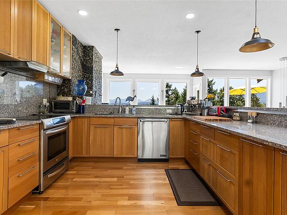 4th image of 570 Cumberland Pl