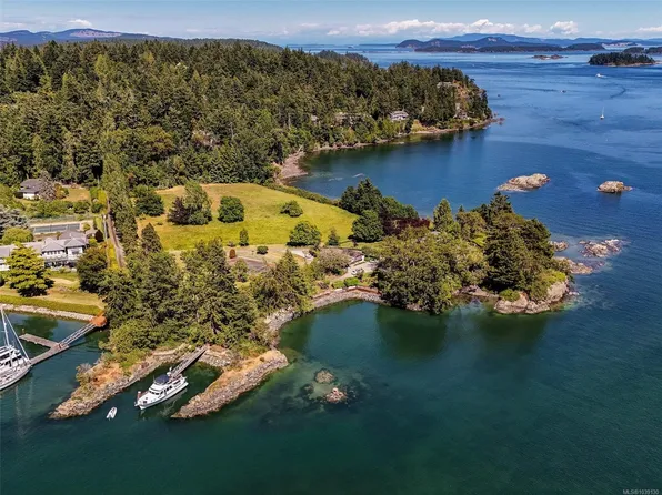 10814 Beach Rd, North Saanich, BC V8L 5H6