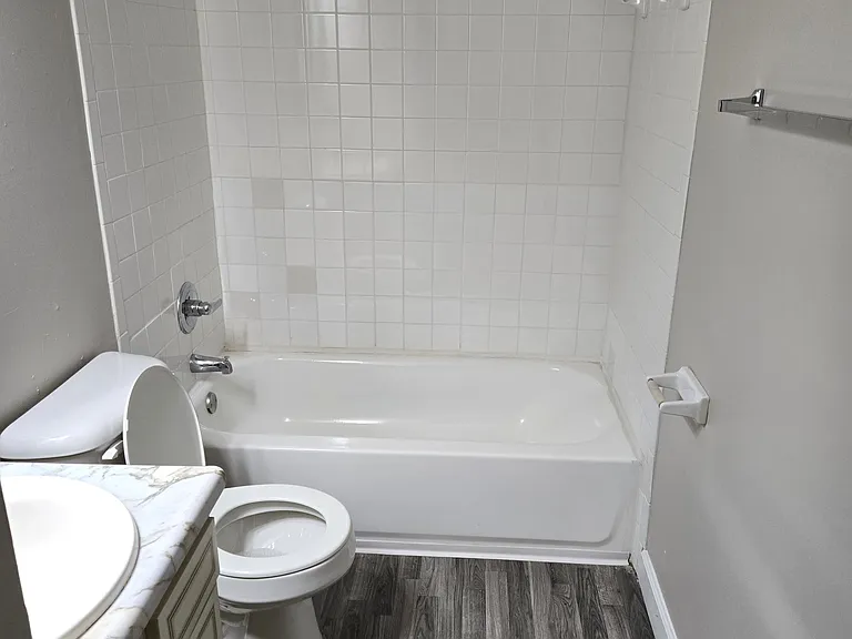 Del Rio Apartments — Photo 18