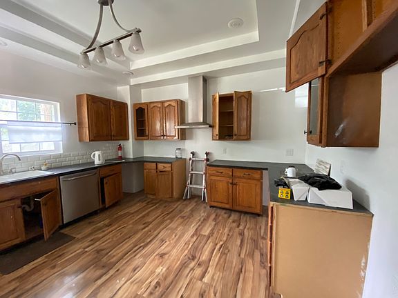 5th image of 709 E Grand Ave
