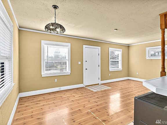 4th image of 1105 Pioneer St