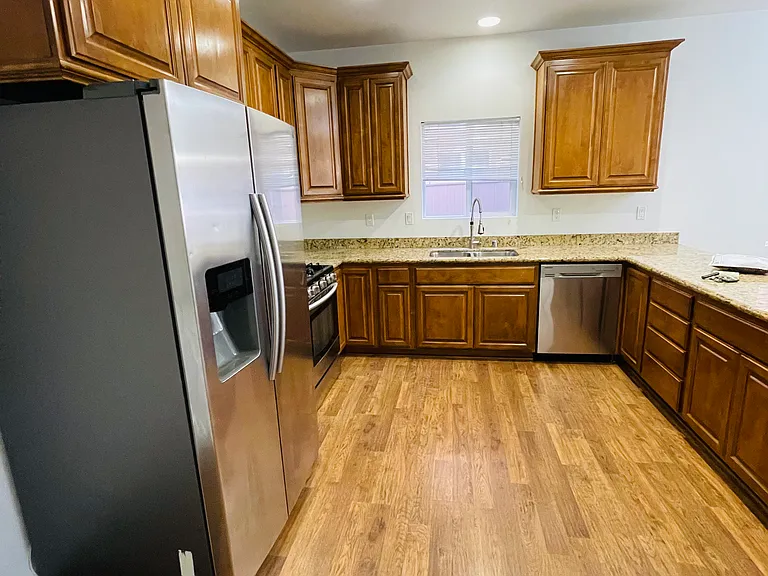 1918 Kelly Ave #5 — Photo 3