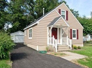 402 E Willow Dr, Round Lake Park, IL 60073