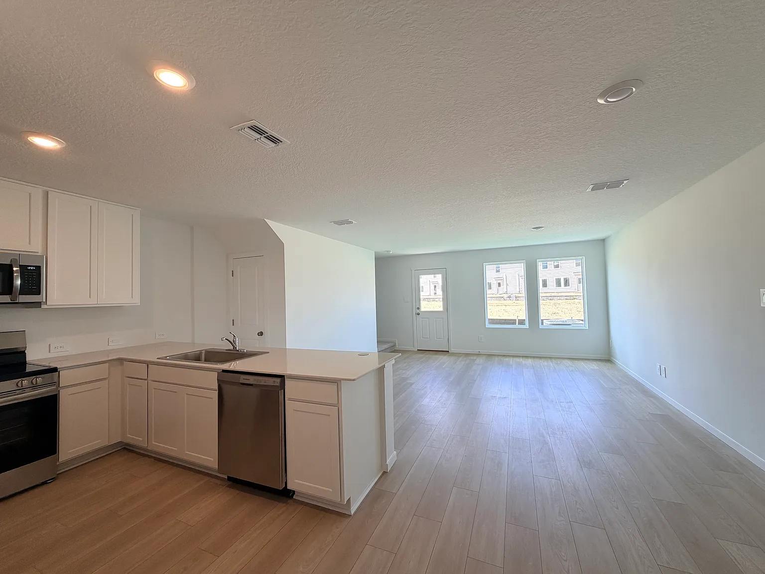 3 bed, 2.5 bath, 1378 sqft, $2,100 — Photo 2