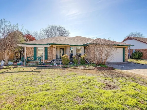 821 Crestview Dr, Burleson, TX 76028
