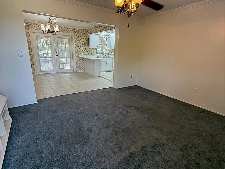 647 Holmes Ave — Photo 9