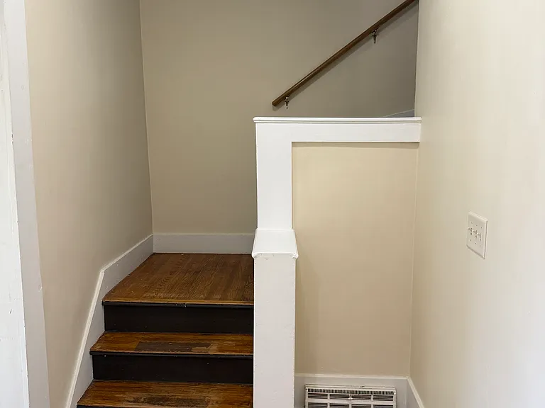 33 Holland Ave — Photo 10