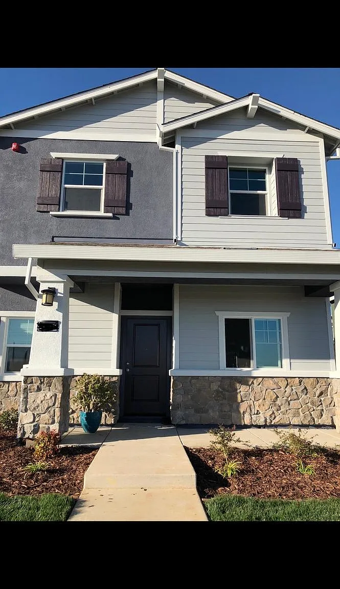 4 bed, 2000 sqft, $1,000 — Photo 1
