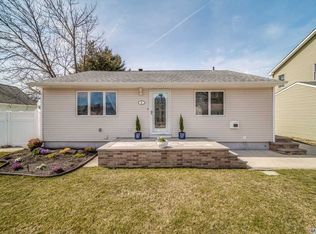 8 Willy Ln, Hicksville, NY 11801