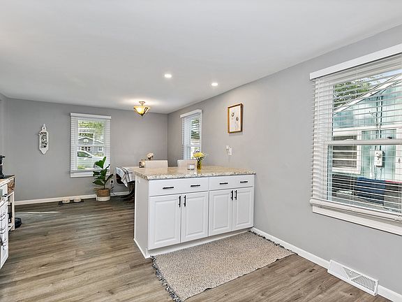 4th image of 1028 Maple Ave