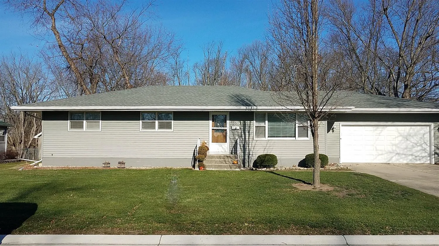 1009 Cottage Grove St photo 1