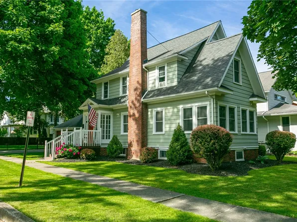 12 Elm St, Le Roy, NY 14482