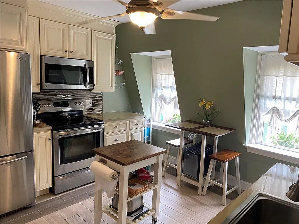 3 bed, 1.0 bath, 1000 sqft, $3,000 — Photo 2