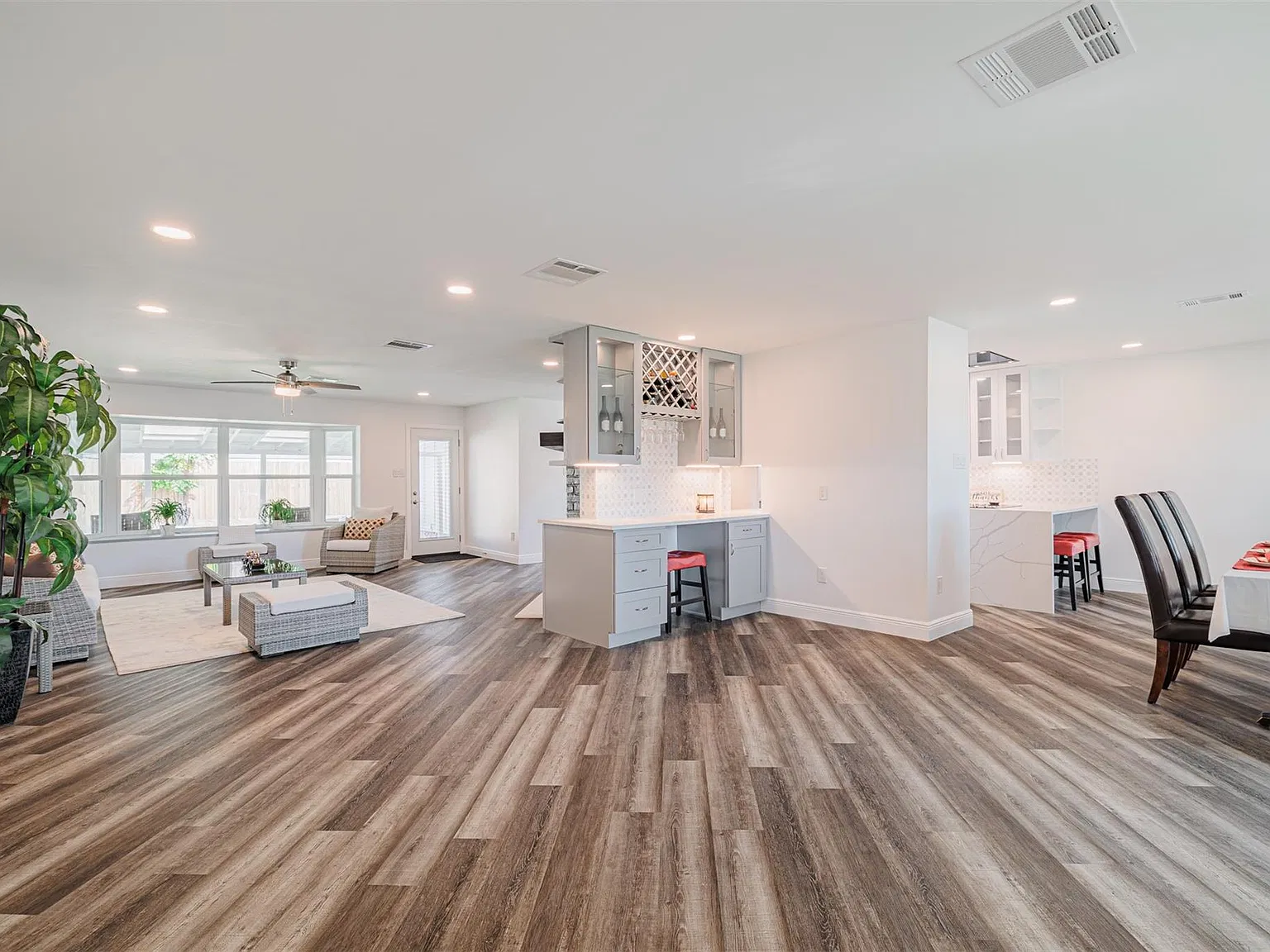 3 bed, 2.0 bath, 2032 sqft, $2,700 — Photo 4