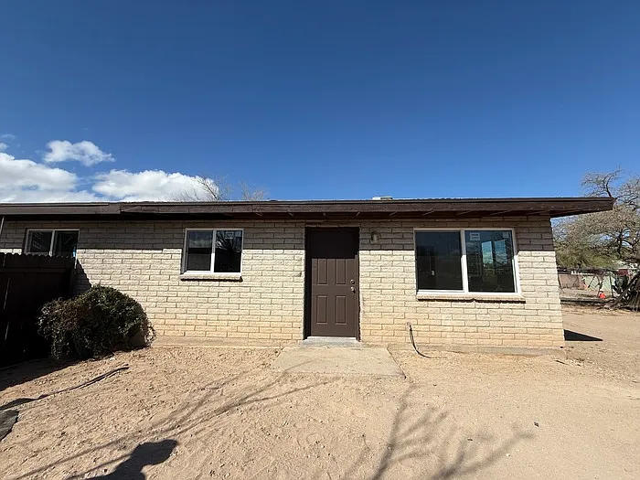 2 bed, 1.0 bath, 700 sqft, $1,000 — Photo 1