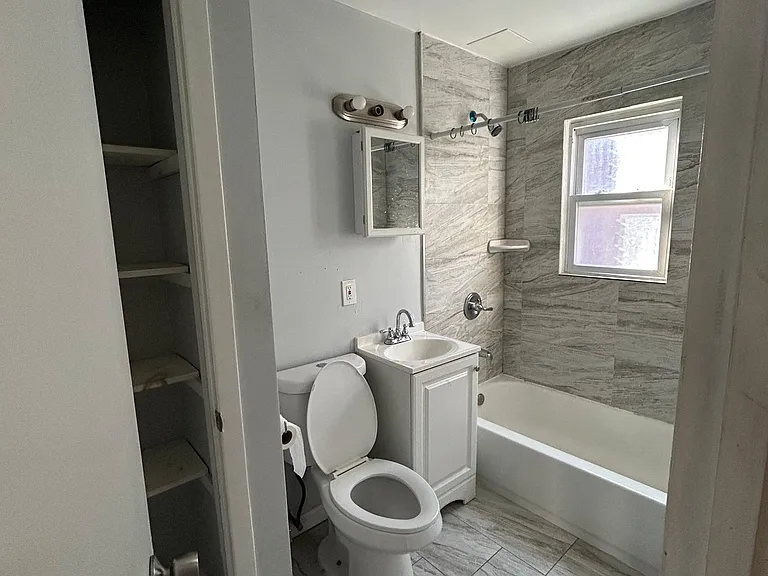 580 Jefferson Ave #J4 — Photo 2