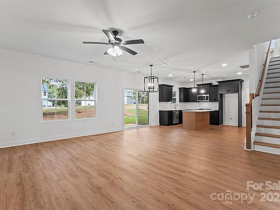 4th image of 329 Henderson Cir