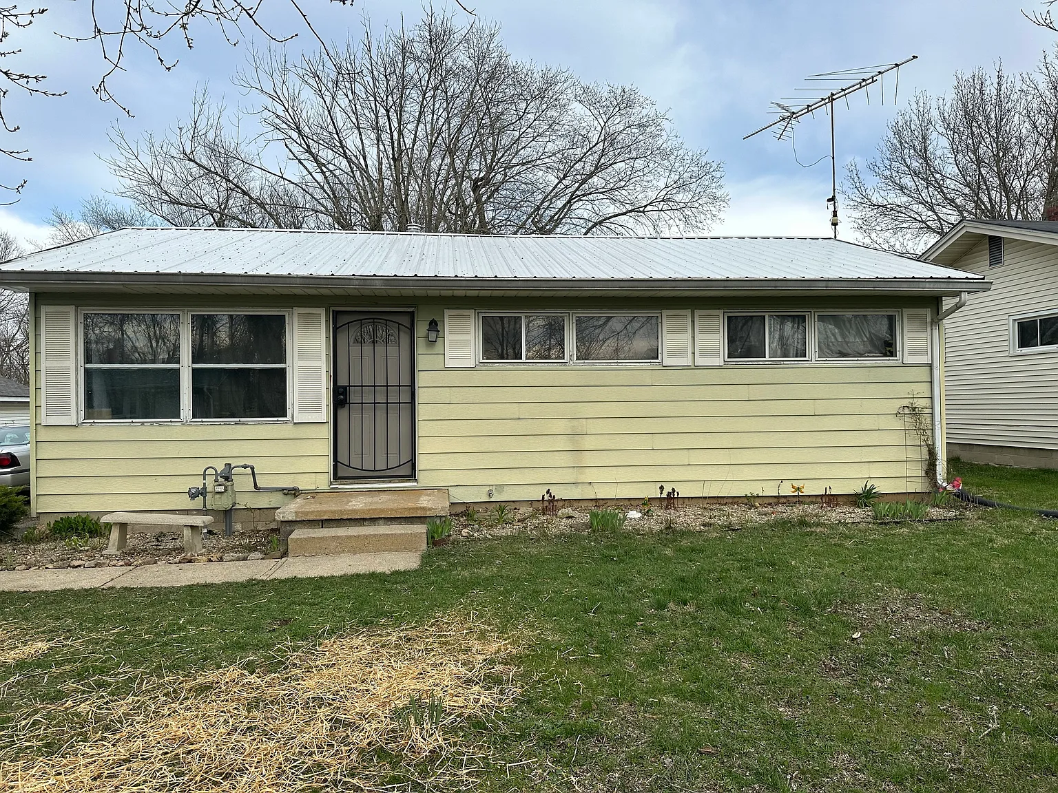 405 Meadow Dr photo 1