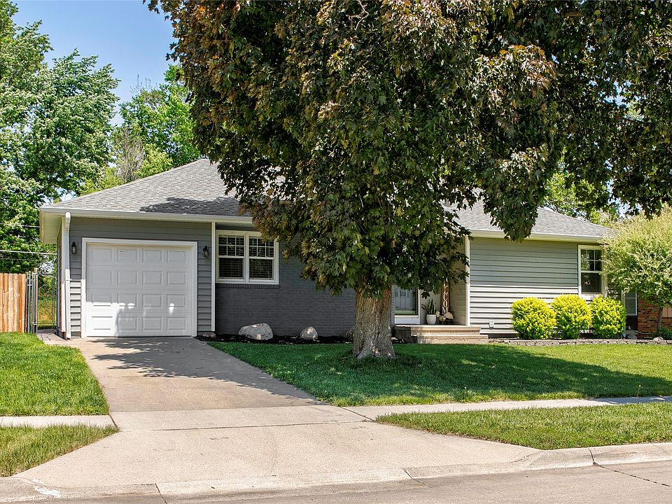 1st image of 314 SE East Lawn Dr