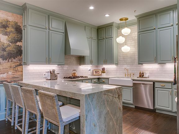 2nd image of 2848 Woodside St #7A