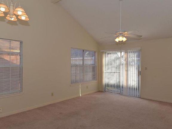 3rd image of 3016 Yorktown Cir