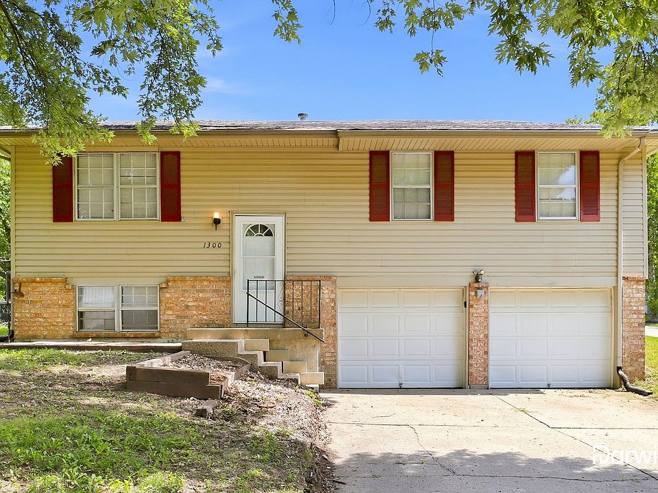 1st image of 1300 NW Golfview Ct