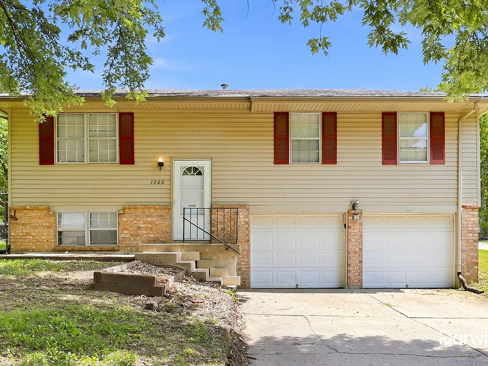 1300 NW Golfview Ct