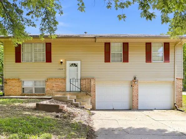 1300 NW Golfview Ct, Grain Valley, MO 64029