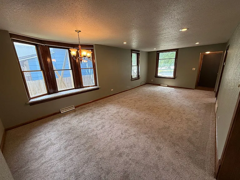 721 E Kemp Ave — Photo 3