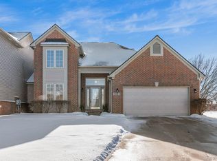 3185 Lacosta Ct, Commerce Twp, MI
