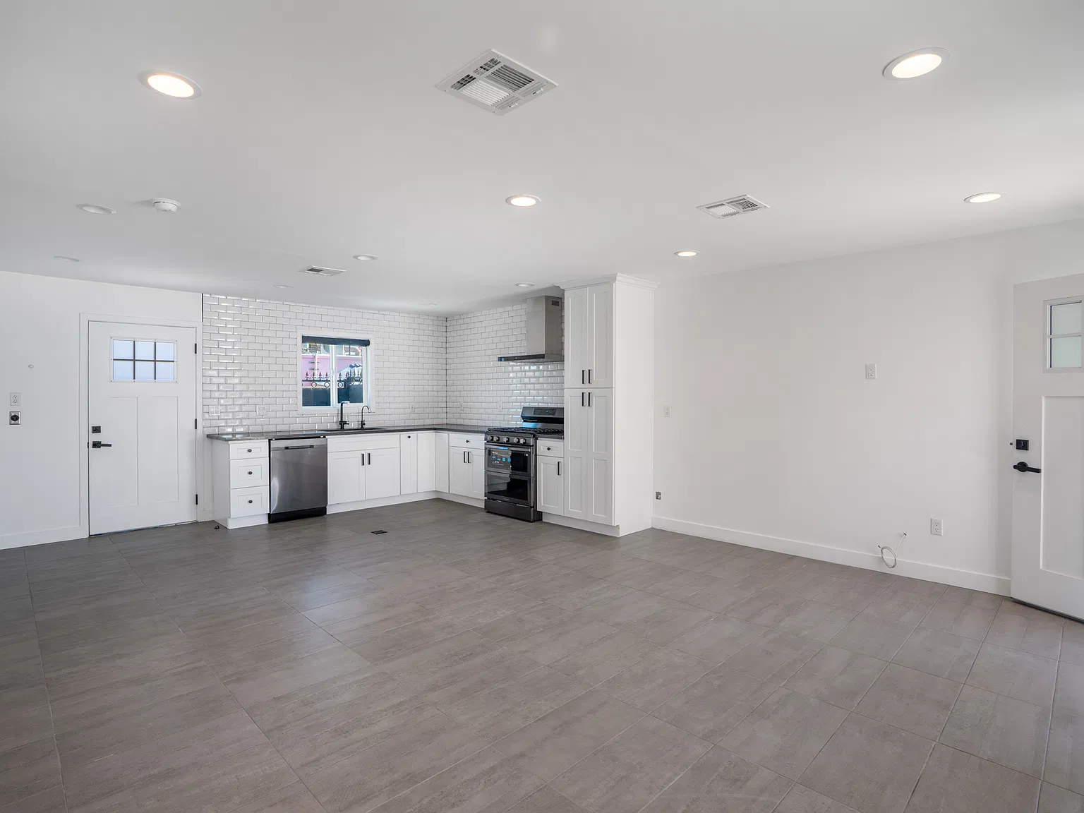 2 bed, 900 sqft, $3,000 — Photo 3