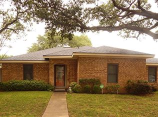 2214 Meadow Lake Dr, Grand Prairie, TX 75050