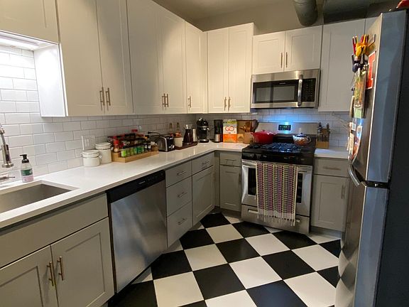 3rd image of 2512 N Sacramento Ave #2