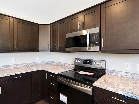 3rd image of 1466 Circle Dr
