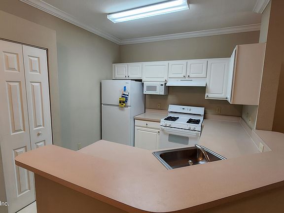 3rd image of 13810 SUTTON PARK Drive #324
