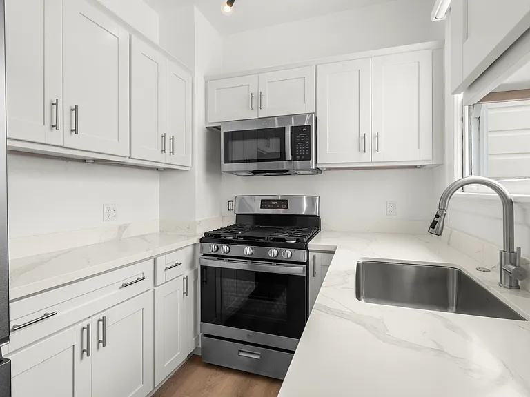95 Cervantes Blvd #210 — Photo 9