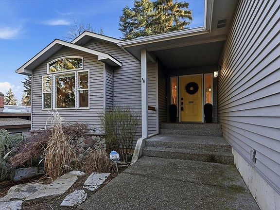 2nd image of 1923 S Mount Vernon Dr